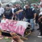 Aksi demonstrasi di depan Polrestabes Makassar, Koalisi Advokat Sulsel menaburkan bunga pada keranda tanda matinya hukum di Makassar