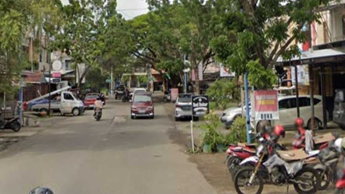 Tampak sejumlah area di Jalan Azalea, kawasan Kuliner PTB Maros, yang diduga merupakan fasilitas umum, kini digunakan untuk aktivitas usaha seperti tempat jualan dan parkir kendaraan.