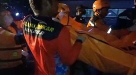 Tim SAR gabungan mengevakuasi jenazah penumpang KM Tidar yang ditemukan di perairan sekitar Pulau Gusung, Pangkep