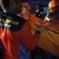 Tim SAR gabungan mengevakuasi jenazah penumpang KM Tidar yang ditemukan di perairan sekitar Pulau Gusung, Pangkep
