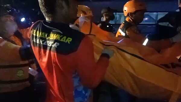 Tim SAR gabungan mengevakuasi jenazah penumpang KM Tidar yang ditemukan di perairan sekitar Pulau Gusung, Pangkep