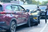 Mobil dinas Kapolres Gowa ringsek di bagian depan usai bertabrakan dengan Toyota Rush di Jalan Poros Gowa–Takalar, Desa Bontosunggu, Kecamatan Bajeng, Senin (19/5/2025).