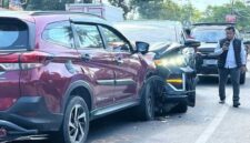 Mobil dinas Kapolres Gowa ringsek di bagian depan usai bertabrakan dengan Toyota Rush di Jalan Poros Gowa–Takalar, Desa Bontosunggu, Kecamatan Bajeng, Senin (19/5/2025).