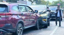 Mobil dinas Kapolres Gowa ringsek di bagian depan usai bertabrakan dengan Toyota Rush di Jalan Poros Gowa–Takalar, Desa Bontosunggu, Kecamatan Bajeng, Senin (19/5/2025).