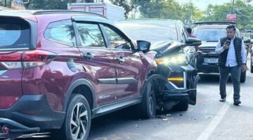 Mobil dinas Kapolres Gowa ringsek di bagian depan usai bertabrakan dengan Toyota Rush di Jalan Poros Gowa–Takalar, Desa Bontosunggu, Kecamatan Bajeng, Senin (19/5/2025).