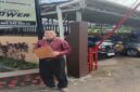 Pengacara BS K. Budi Simanungkalit saat di Polsek Moncong Loe