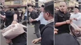 Tangkapan layar video – Detik-detik mencekam saat aksi damai berubah ricuh. Terlihat sosok diduga polisi menyeret pengacara dan mahasiswa di depan Polrestabes Makassar, Jumat (30/5/2025).