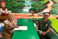 Kepala UPT SPF SD Inpres Kelapa Tiga 1, Hj Nahidha Mallapiang (Kiri) dan Rusdin Tompo (Kanan)