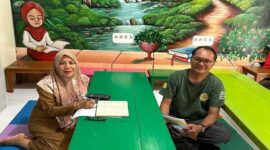 Kepala UPT SPF SD Inpres Kelapa Tiga 1, Hj Nahidha Mallapiang (Kiri) dan Rusdin Tompo (Kanan)