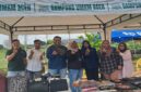 PT Pegadaian Syariah Keutapang bersama panitia Bazar UMKM berfoto di salah satu stan produk lokal di Gampong UMKM Cot Iri
