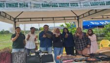 PT Pegadaian Syariah Keutapang bersama panitia Bazar UMKM berfoto di salah satu stan produk lokal di Gampong UMKM Cot Iri