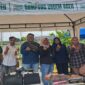 PT Pegadaian Syariah Keutapang bersama panitia Bazar UMKM berfoto di salah satu stan produk lokal di Gampong UMKM Cot Iri