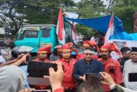 Advokat Wawan Nur Rewa (tengah) saat di tengah menggelar aksi demonstrasi di depan Polrestabes Makassar