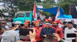 Advokat Wawan Nur Rewa (tengah) saat di tengah menggelar aksi demonstrasi di depan Polrestabes Makassar