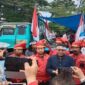 Advokat Wawan Nur Rewa (tengah) saat di tengah menggelar aksi demonstrasi di depan Polrestabes Makassar