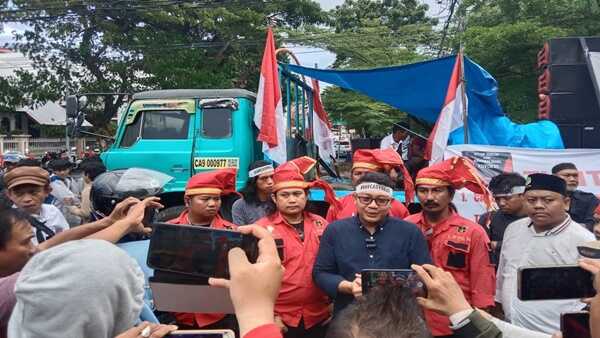 Advokat Wawan Nur Rewa (tengah) saat di tengah menggelar aksi demonstrasi di depan Polrestabes Makassar