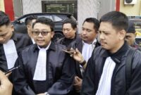 Wawan Nur Rewa, advokat ahli waris sah (tengah, berkacamata)