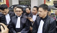 Wawan Nur Rewa, advokat ahli waris sah (tengah, berkacamata)