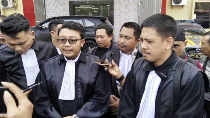 Wawan Nur Rewa, advokat ahli waris sah (tengah, berkacamata)