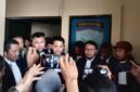 Advokat Wawan Nur Rewa (Kanan, berkacamata)