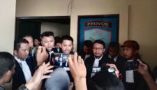 Advokat Wawan Nur Rewa (Kanan, berkacamata)