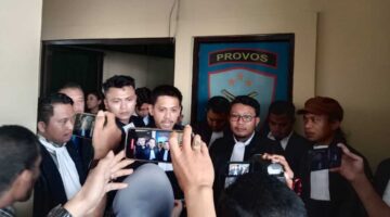 Advokat Wawan Nur Rewa (Kanan, berkacamata)