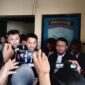 Advokat Wawan Nur Rewa (Kanan, berkacamata)