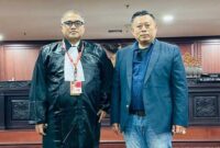 Ketua Yayasan Advokasi Rakyat Aceh (YARA) Safaruddin (kanan) bersama kuasa hukumnya