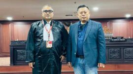 Ketua Yayasan Advokasi Rakyat Aceh (YARA) Safaruddin (kanan) bersama kuasa hukumnya