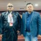 Ketua Yayasan Advokasi Rakyat Aceh (YARA) Safaruddin (kanan) bersama kuasa hukumnya