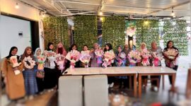 Peserta Workshop ASAH JARI SULSEL memamerkan hasil kreasi buket dari uang, snack, dan jilbab usai pelatihan keterampilan di Makassar, Sabtu (14/6/2025).
