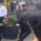 Detik-detik proses evakuasi granat atau peninggalan senjata di Kelurahan Arateng, Kabupaten Sidrap, Sulawesi Selatan