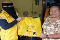 Ketua KPPG Luwu Timur, Sari M. Kamarong berbagi sembako kepada lansia di Luwu Timur