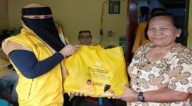 Ketua KPPG Luwu Timur, Sari M. Kamarong berbagi sembako kepada lansia di Luwu Timur 