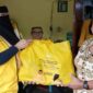 Ketua KPPG Luwu Timur, Sari M. Kamarong berbagi sembako kepada lansia di Luwu Timur 