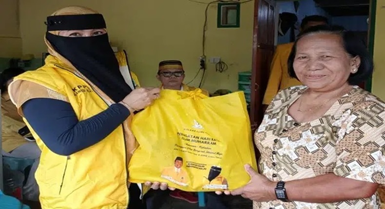 Ketua KPPG Luwu Timur, Sari M. Kamarong berbagi sembako kepada lansia di Luwu Timur