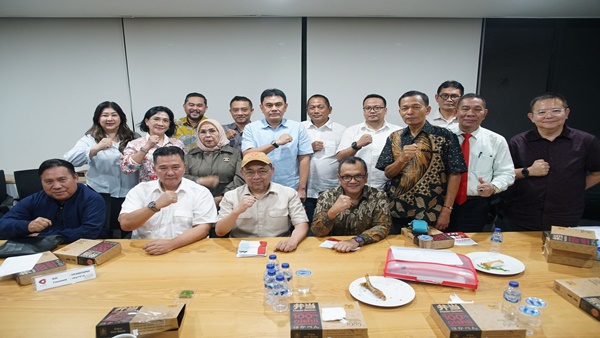 Pengurus dan Ketuam Umum DPP GAN (tengah)