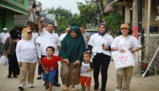 Pengurus DPP GAN berjalan bersama warga dalam kegiatan sosialisasi lima paket stimulus ekonomi Presiden Prabowo senilai Rp24,44 triliun.