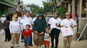 Pengurus DPP GAN berjalan bersama warga dalam kegiatan sosialisasi lima paket stimulus ekonomi Presiden Prabowo senilai Rp24,44 triliun.
