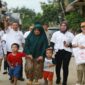 Pengurus DPP GAN berjalan bersama warga dalam kegiatan sosialisasi lima paket stimulus ekonomi Presiden Prabowo senilai Rp24,44 triliun.