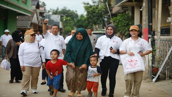 Pengurus DPP GAN berjalan bersama warga dalam kegiatan sosialisasi lima paket stimulus ekonomi Presiden Prabowo senilai Rp24,44 triliun.