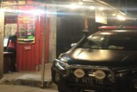 Mobil dinas berpelat B 9472 TSC diduga milik Kadis BPBD Maros terparkir di depan warung milik Palevi.