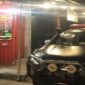 Mobil dinas berpelat B 9472 TSC diduga milik Kadis BPBD Maros terparkir di depan warung milik Palevi.