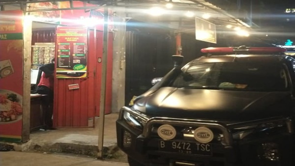 Mobil dinas berpelat B 9472 TSC diduga milik Kadis BPBD Maros terparkir di depan warung milik Palevi.