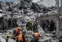 Tim pencarian dan penyelamatan Israel melakukan operasi di tengah reruntuhan bangunan yang hancur setelah serangan Iran di Rishon LeZion, Israel (Foto/Mostafa Alkharouf/Anadolu Agency)