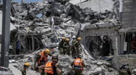 Tim pencarian dan penyelamatan Israel melakukan operasi di tengah reruntuhan bangunan yang hancur setelah serangan Iran di Rishon LeZion, Israel (Foto/Mostafa Alkharouf/Anadolu Agency)