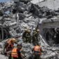 Tim pencarian dan penyelamatan Israel melakukan operasi di tengah reruntuhan bangunan yang hancur setelah serangan Iran di Rishon LeZion, Israel (Foto/Mostafa Alkharouf/Anadolu Agency)