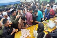 Jamaah Masjid Ashabul Jannah menyantap kue-kue usai berdoa bersama untuk Palestina