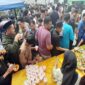 Jamaah Masjid Ashabul Jannah menyantap kue-kue usai berdoa bersama untuk Palestina