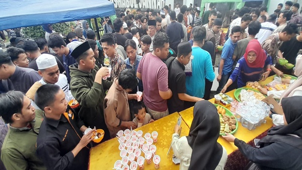 Jamaah Masjid Ashabul Jannah menyantap kue-kue usai berdoa bersama untuk Palestina